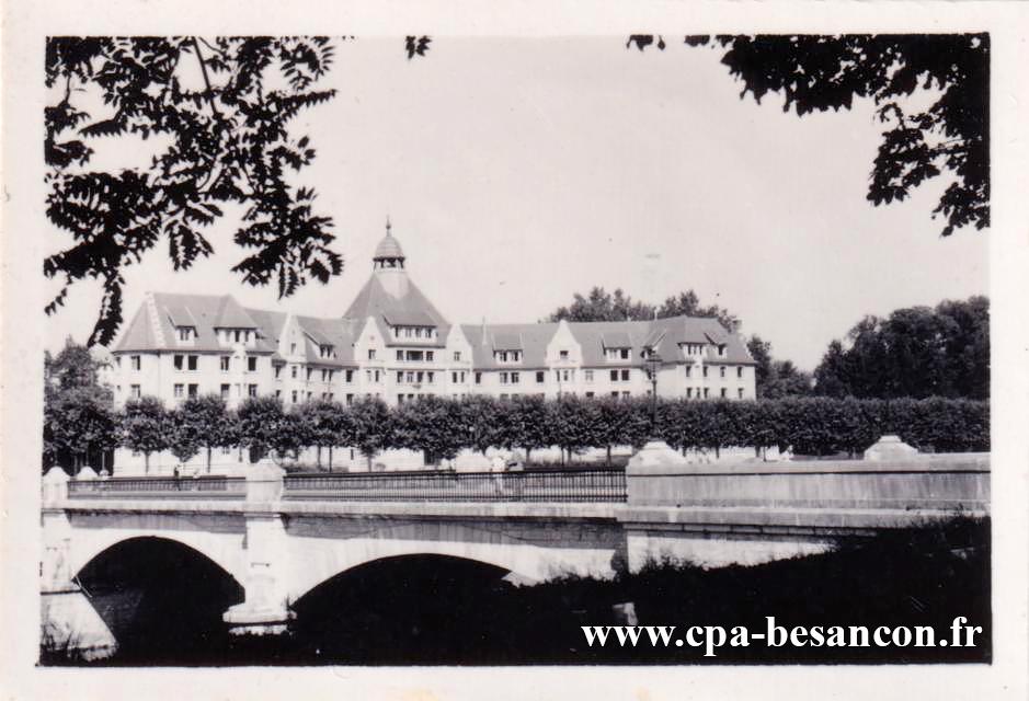 BESANÇON - La Cité universitaire et pont de Canot.